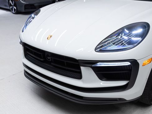 Certified 2023 Porsche Macan S AWD/4WD image 32