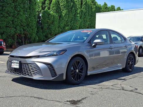 Used 2025 Toyota Camry SE FWD image 3
