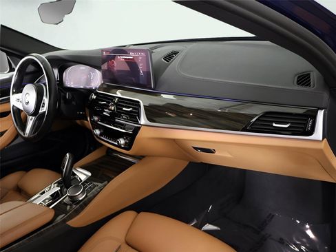 Used 2022 BMW M550i xDrive w/ Premium Package image 33