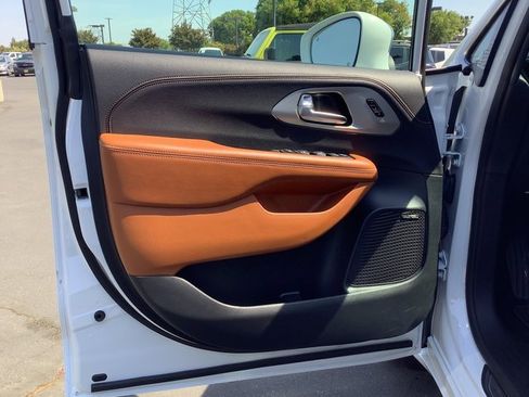 Used 2024 Chrysler Pacifica Pinnacle image 9