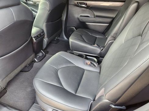Used 2021 Toyota Highlander Platinum image 32