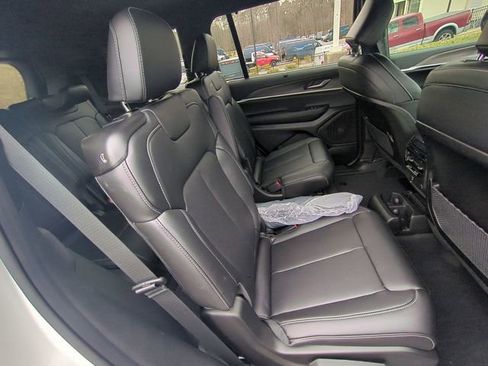 New 2025 Jeep Grand Cherokee L Limited w/ Luxury Tech Group II AWD/4WD image 39