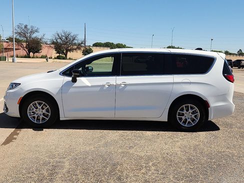 Used 2025 Chrysler Pacifica Select FWD image 2