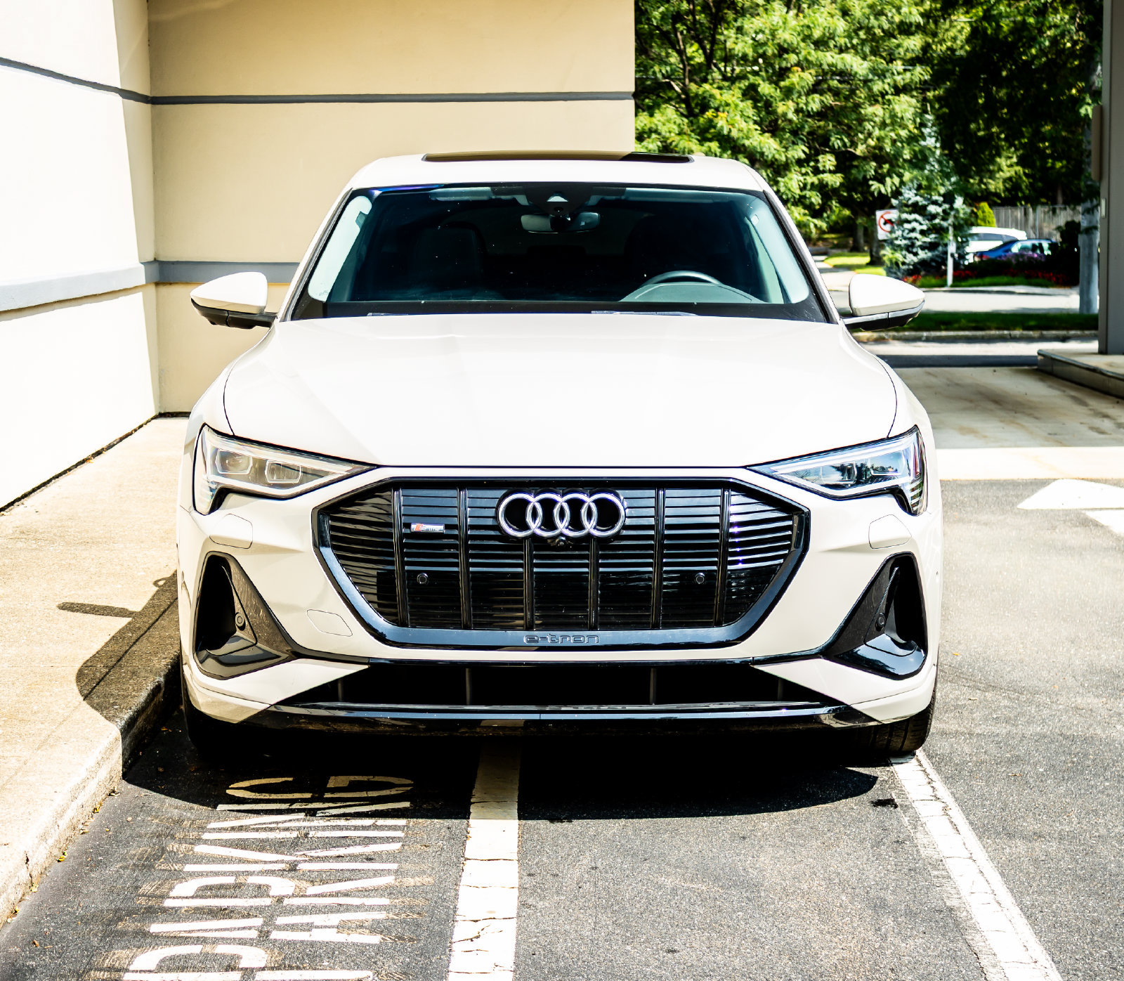 Used 2022 Audi e-tron Premium AWD/4WD image 2