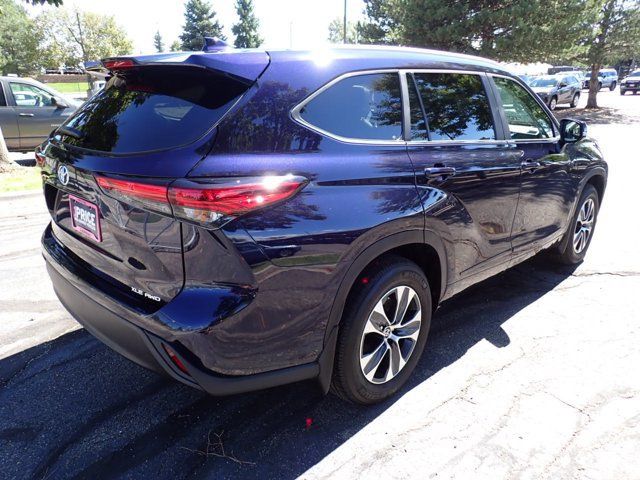Used 2023 Toyota Highlander XLE AWD/4WD image 4