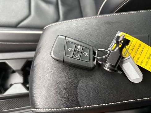 Used 2022 Volkswagen Tiguan SEL R-Line image 11