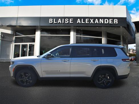 Used 2023 Jeep Grand Cherokee L Altitude AWD/4WD image 6
