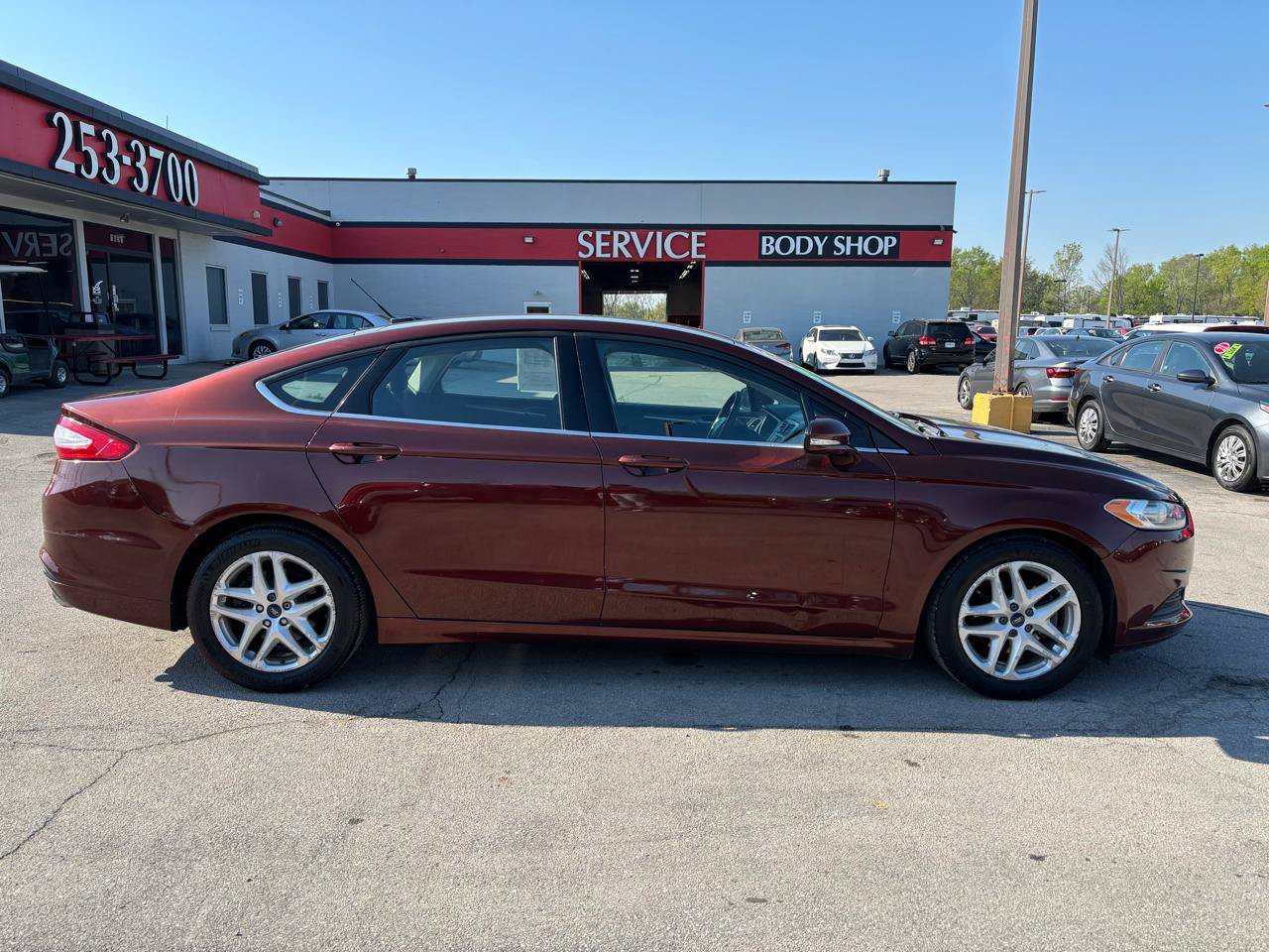 Used 2015 Ford Fusion SE FWD image 2