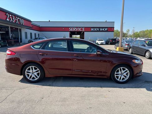 Used 2015 Ford Fusion SE image 2
