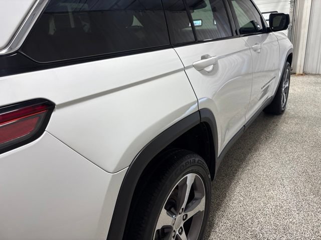 Used 2023 Jeep Grand Cherokee Limited w/ Luxury Tech Group II AWD/4WD image 9