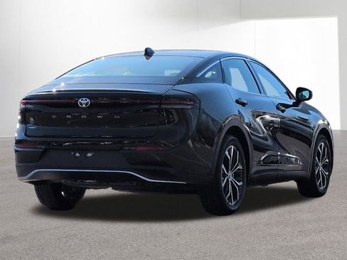 Used 2023 Toyota Crown XLE image 5