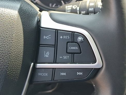 Used 2023 Toyota Highlander XLE AWD/4WD image 23