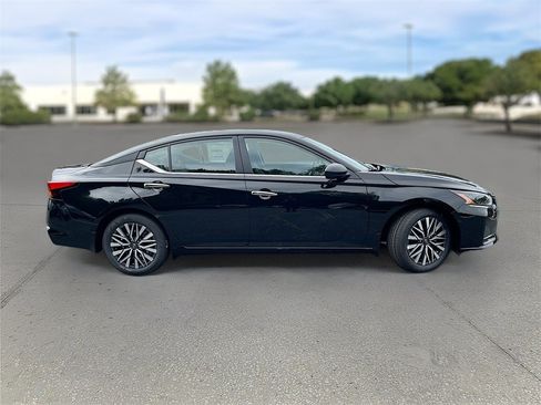 New 2025 Nissan Altima 2.5 SV image 6