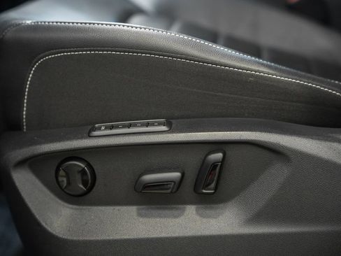 Used 2025 Volkswagen Atlas SEL AWD/4WD image 28