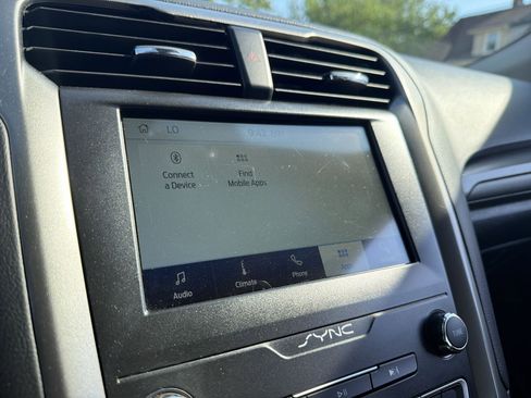 Used 2020 Ford Fusion SE FWD image 32