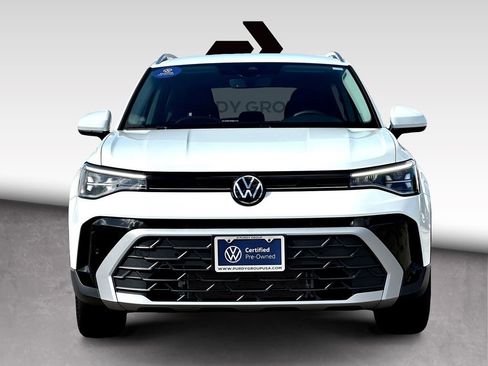 Used 2025 Volkswagen Taos SE FWD image 3