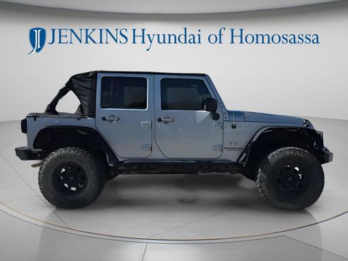 Used 2017 Jeep Wrangler Unlimited Sahara AWD/4WD image 2
