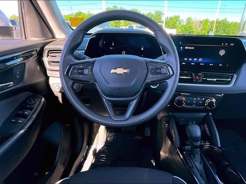 Used 2025 Chevrolet TrailBlazer LT AWD/4WD image 8