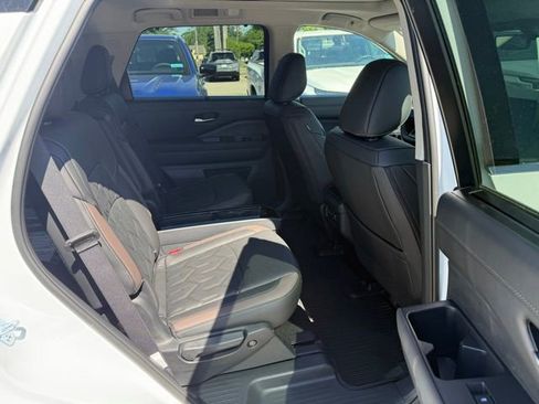 New 2026 Nissan Pathfinder Platinum AWD/4WD image 21