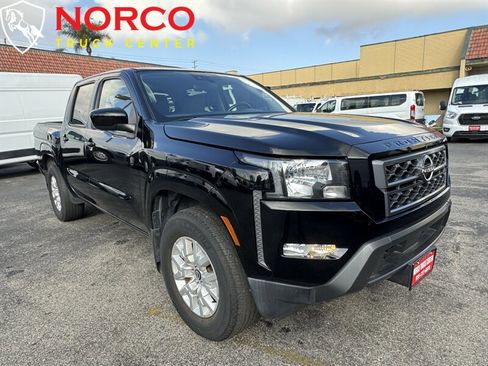 Used 2022 Nissan Frontier SV image 2