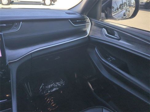 Used 2024 Jeep Grand Cherokee Limited image 17