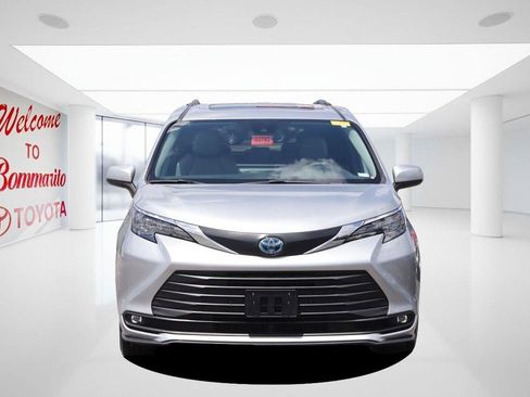 Used 2025 Toyota Sienna XLE FWD image 4