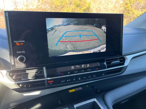 Used 2025 Toyota Sienna XLE image 17