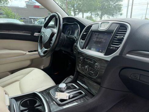 Used 2018 Chrysler 300 Touring w/ Chrome Appearance Package RWD image 17