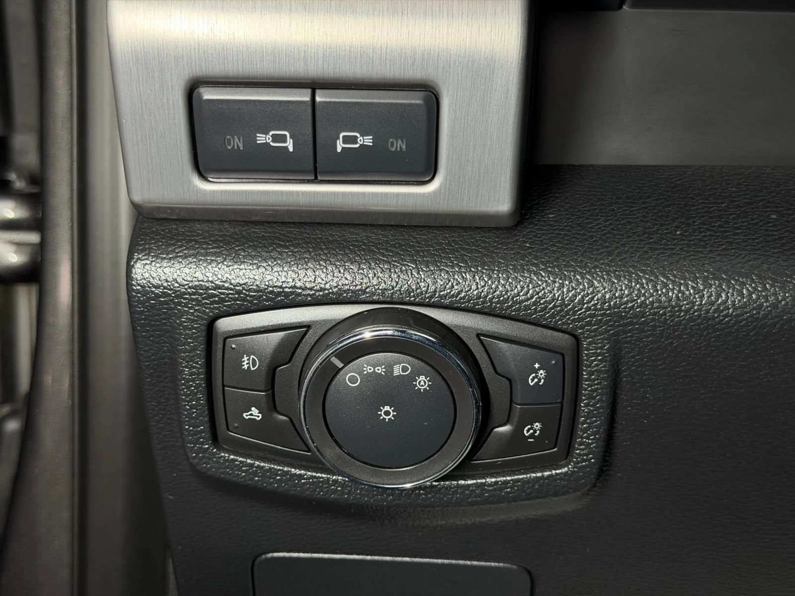 Used 2015 Ford F150 Platinum w/ Equipment Group 701A Luxury AWD/4WD image 31