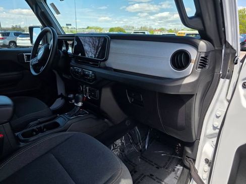 Used 2025 Jeep Gladiator Sport AWD/4WD image 11