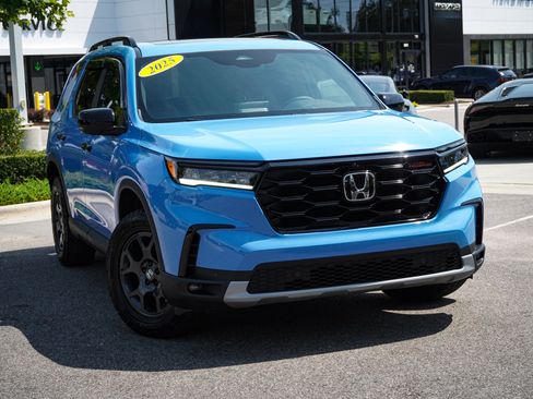 Used 2025 Honda Pilot TrailSport image 2