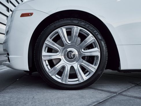 Used 2017 Rolls-Royce Dawn image 3