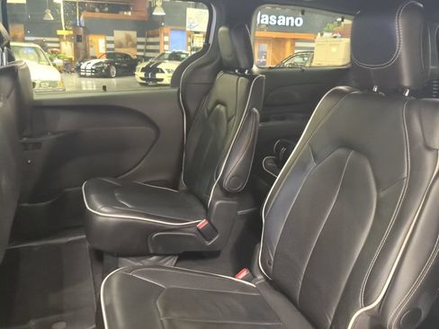 Used 2025 Chrysler Pacifica Limited FWD image 13