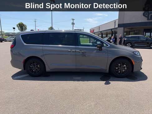 Used 2025 Chrysler Pacifica Select FWD image 8