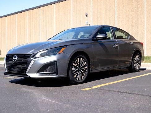 Used 2024 Nissan Altima 2.5 SV image 4