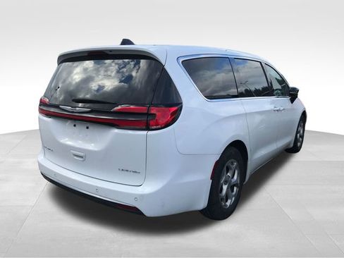 Used 2024 Chrysler Pacifica Limited image 2