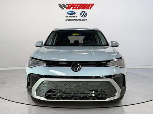 Used 2025 Volkswagen Taos SE image 2