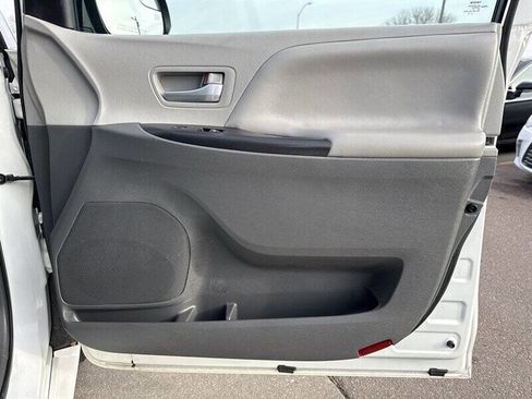 Used 2017 Toyota Sienna LE image 20