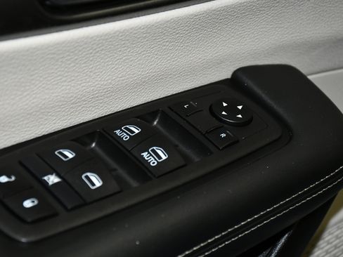 Used 2024 Chrysler Pacifica Touring-L image 33