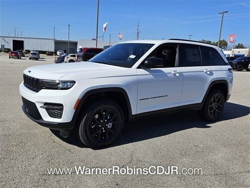 New 2025 Jeep Grand Cherokee Altitude image 3