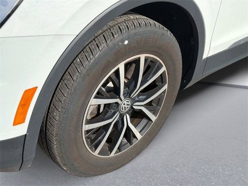 Used 2021 Volkswagen Tiguan SE w/ Panoramic Sunroof Package image 8