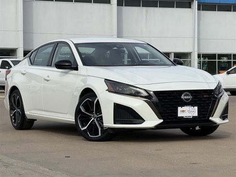 Used 2024 Nissan Altima 2.5 SR image 2