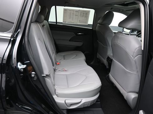 Used 2026 Toyota Highlander XLE image 26
