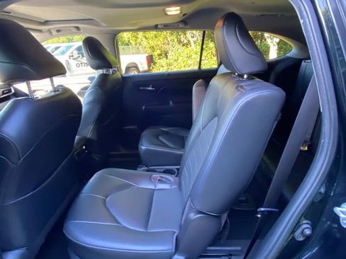 Used 2022 Toyota Highlander XLE FWD image 9