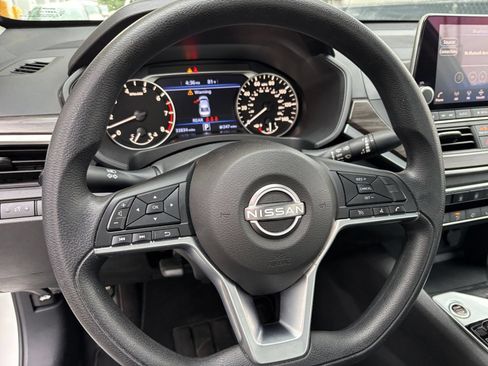 Used 2025 Nissan Altima 2.5 SV FWD image 28