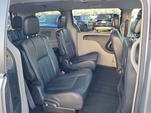 Used 2016 Chrysler Town & Country Touring image 25