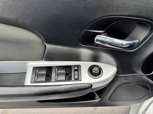Used 2011 Chrysler 200 Touring FWD image 36