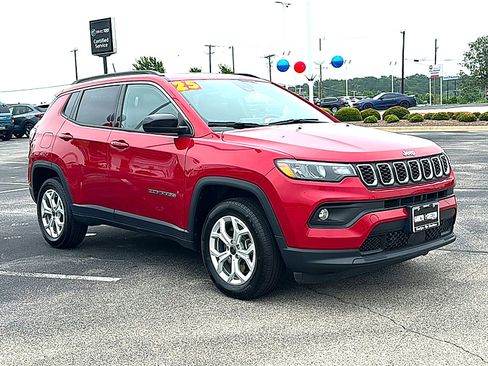 Used 2025 Jeep Compass Latitude w/ Sun & Sound Group AWD/4WD image 10