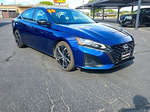 Used 2024 Nissan Altima 2.5 SR w/ SR Premium Package FWD image 2