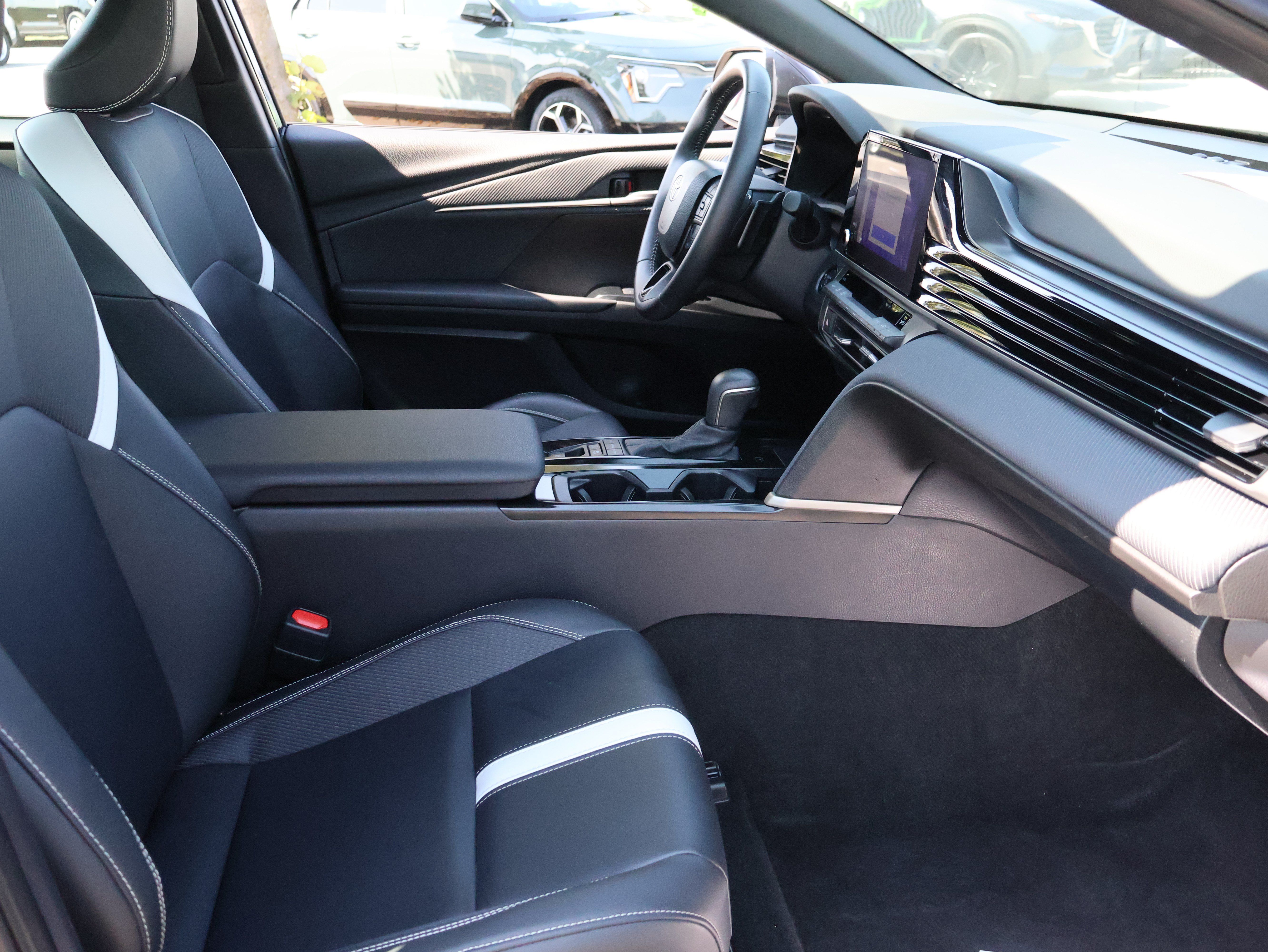 Used 2025 Toyota Camry SE FWD image 8
